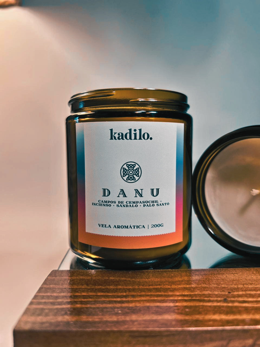 Vela DANU (Campos de Cempasúchil + Incienso + Sándalo + Palo Santo)